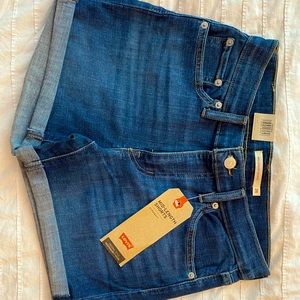 NWT Levi’s 26/2 MID LENGTH WOMEN'S SHORTS in Dark Wash